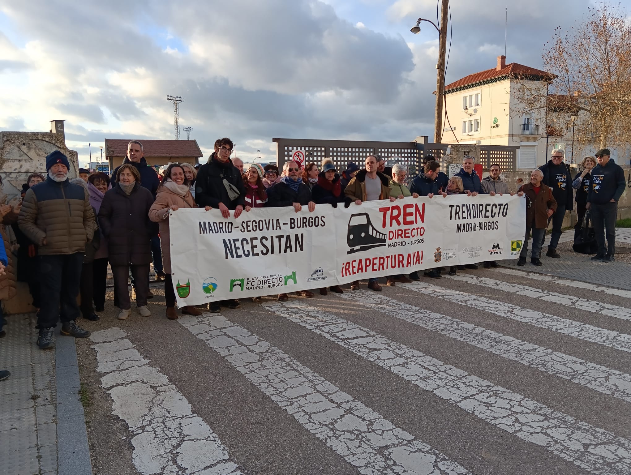Movilización por el Tren Directo en Aranda esperando la llegada de Carlo Cuñado tras su caminata por las vías del tren desde Somosierra hasta la estación arandina de El Montecillo