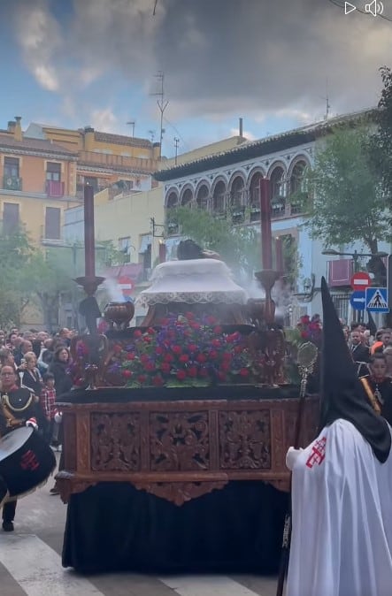 El paso de Jesús Yacente (Santo Entierro) afronta la calle Juan Martín, tras su salida de la iglesia de la Asunción