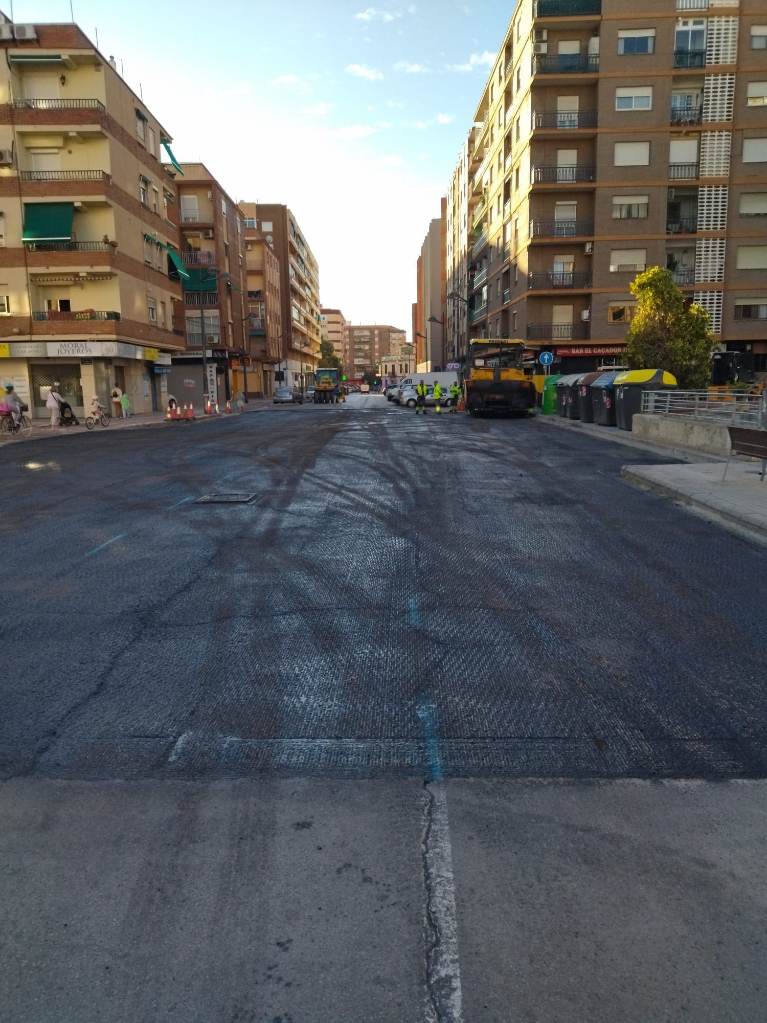 El Ayuntamiento de València inicia una campaña de reasfaltado de calles en casi todos los distritos de la ciudad.