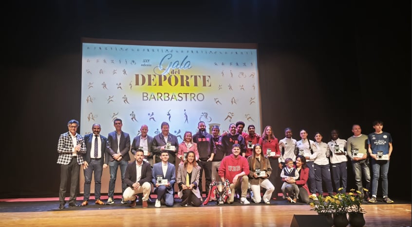 Foto de familia de deportistas y autoridades