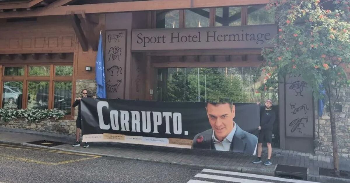 Pancarta desplegada per l'organització ultra Hazte Oir a l'hotel de Soldeu on s'allotjava Pedro Sánchez