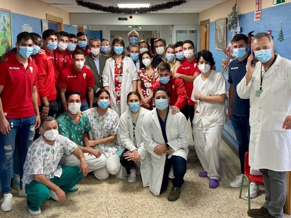 El Algeciras visita a los pequeños hospitalizados en el Hospital