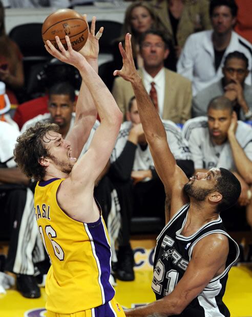 Pau Gasol intenta encestar frente a Duncan.