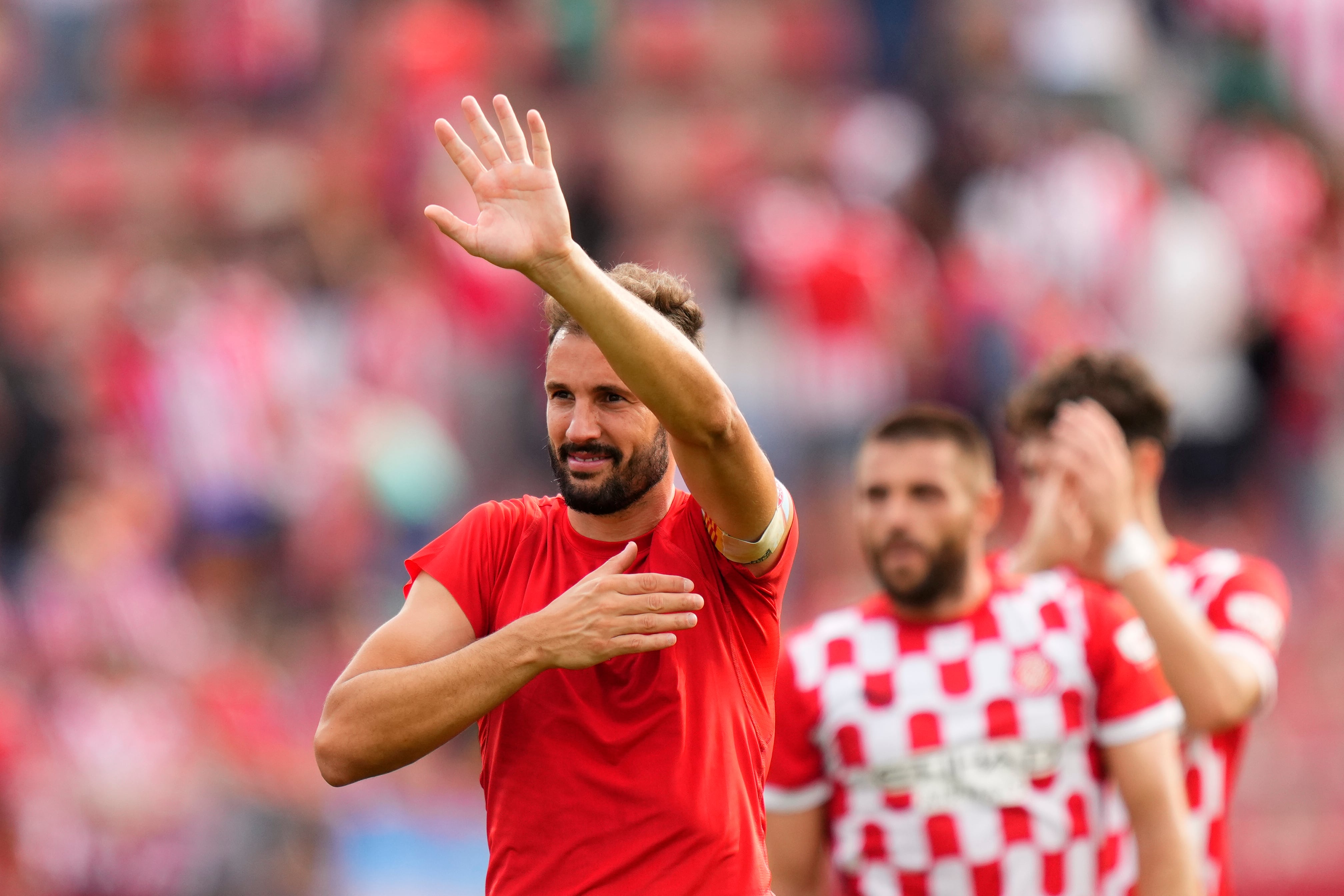 GIRONA, 06/10/2024.- El delantero del Girona Cristhian Stuani celebra la victoria en el partido de LaLiga disputado ante el Athletic este domingo en el estadio de Montilivi. EFE/ Siu Wu
