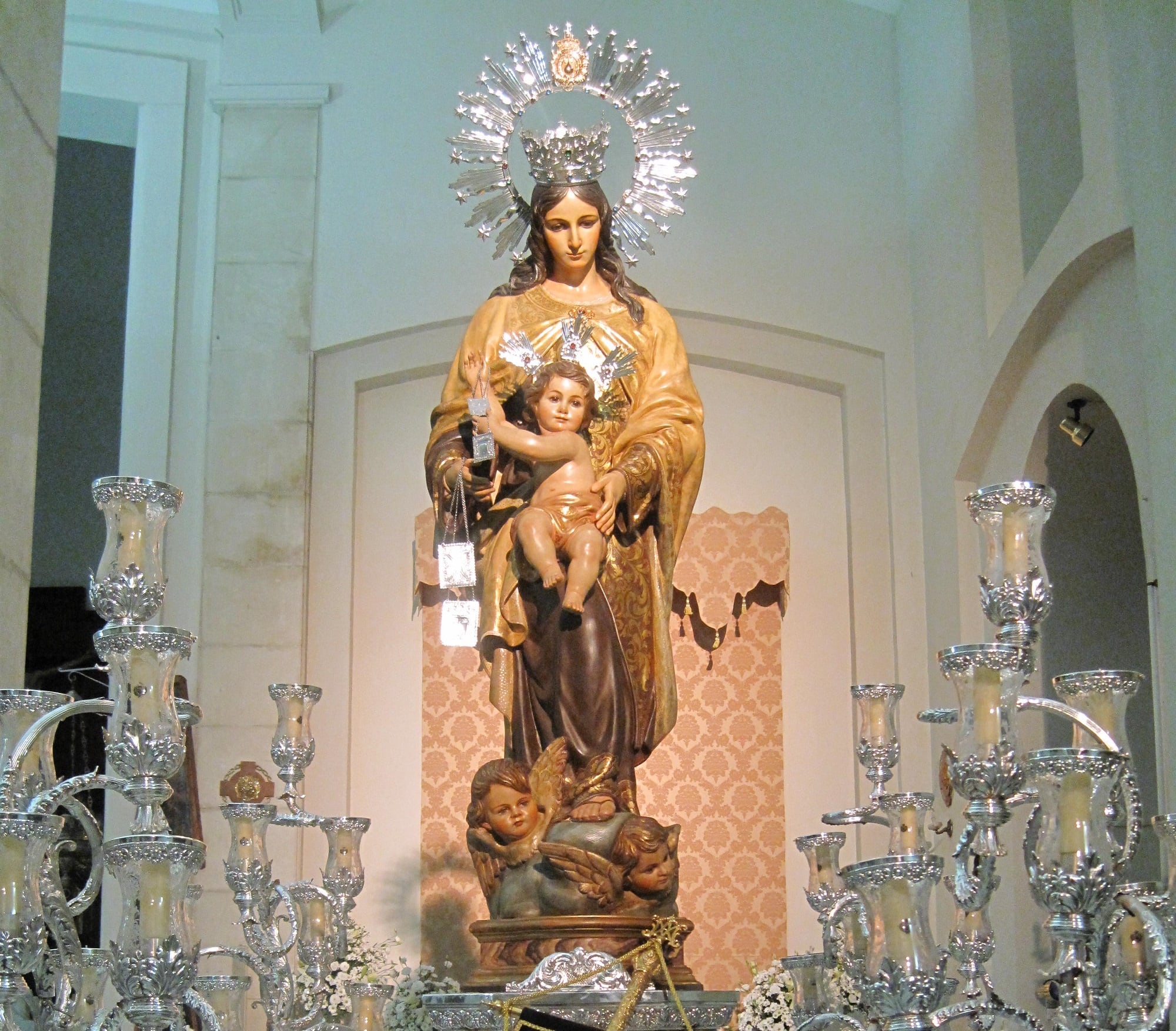 La Virgen del Carmen de Jaén, dispuesta en su trono para la salida procesional.