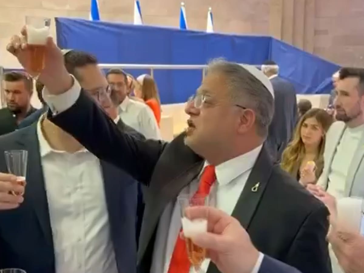 Un ministro israelí descorcha un champán en medio del Parlamento para celebrar la aprobación de la pena de muerte por horca