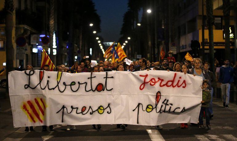 Personas sostienen banderas catalanas y gritan consignas durante una manifestación el martes frente al consulado español en Perpiñán (Francia)