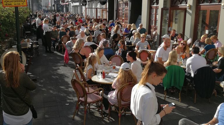 Una de las plazas de Reikiavik, abarrotadas de gente en verano