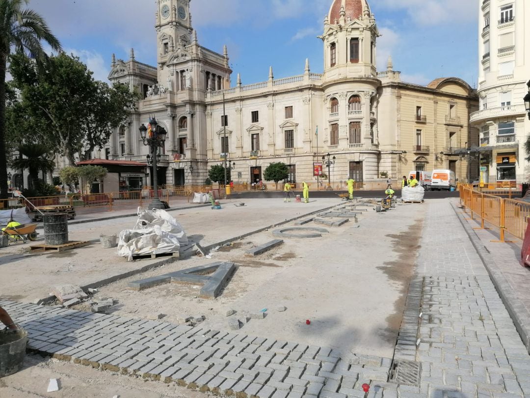 La plaza del Ayuntamiento de València continúa con su peatonalización provisional que está previsto que termine a mitad de agosto.