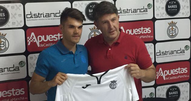 Gorka Fidalgo junto al presidente del club, Luis San Juan, en la presentación oficial.