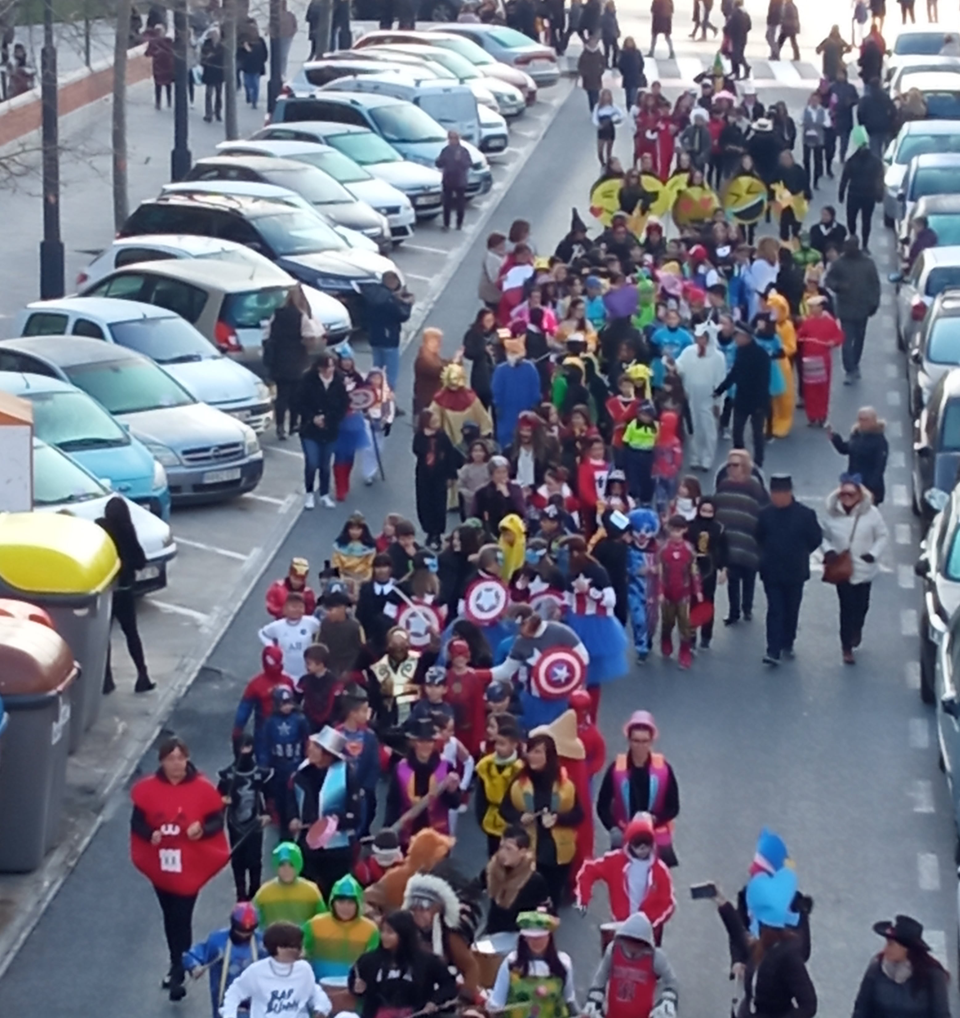 Imagen general del pasacalle del carnaval del CEIP El Romeral de Alcoy