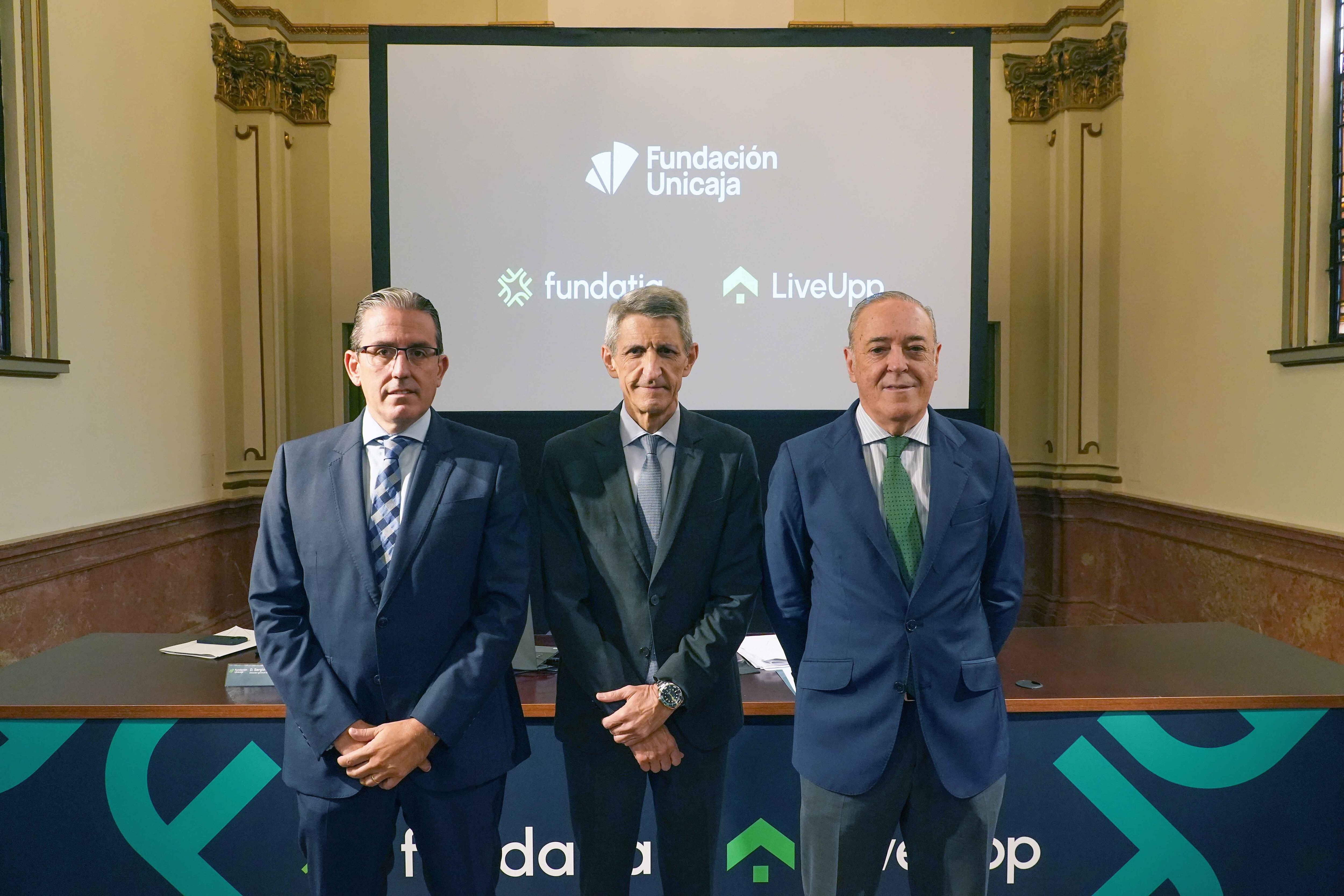 Sergio Corral (izq.) y José Manuel Domínguez (centro), director general y presidente respectivamente de la Fundación Unicaja junto a Manuel Atencia, secretario de los consejos de administración de Fundatia y LiveUpp