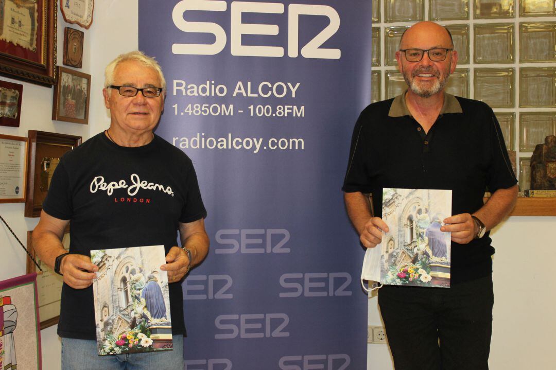 José Luis Ribes y José Luis Llopis sostienen una concordia cada uno de la Virgen de los Lirios