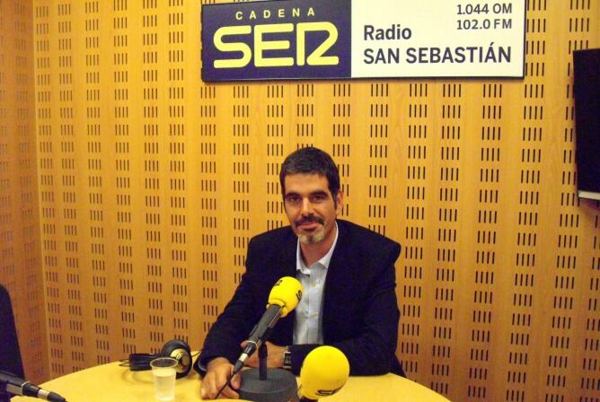 Eneko Goia, portavoz del PNV en el Ayuntamiento de San Sebastián, durante su entrevista en los estudios de Radio San Sebastián.