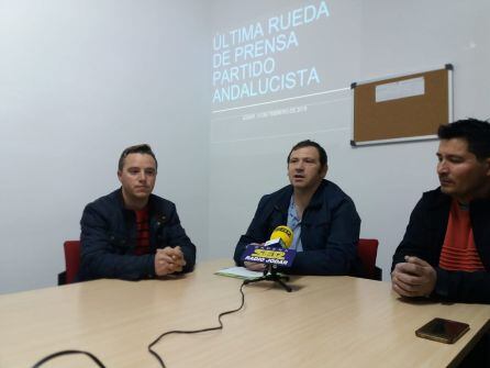 Otro momento de la rueda de prensa de Juan López, en el centro