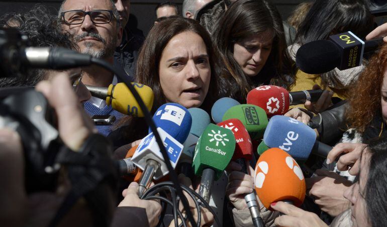 La alcaldesa del Ayuntamiento de Gatafe, Sara Hernández, en declaraciones a los medios tras la concentración en el Ayuntamiento