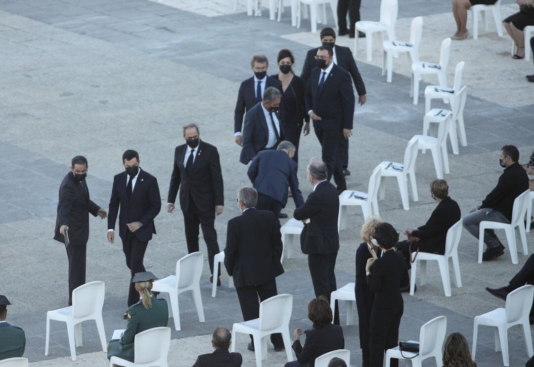 El presidente de la Región de Murcia, Fernando López Miras, junto a otros presidentes autonómicos, a su llegada a la ceremonia de Estado para homenajear a las víctimas del Covid-19