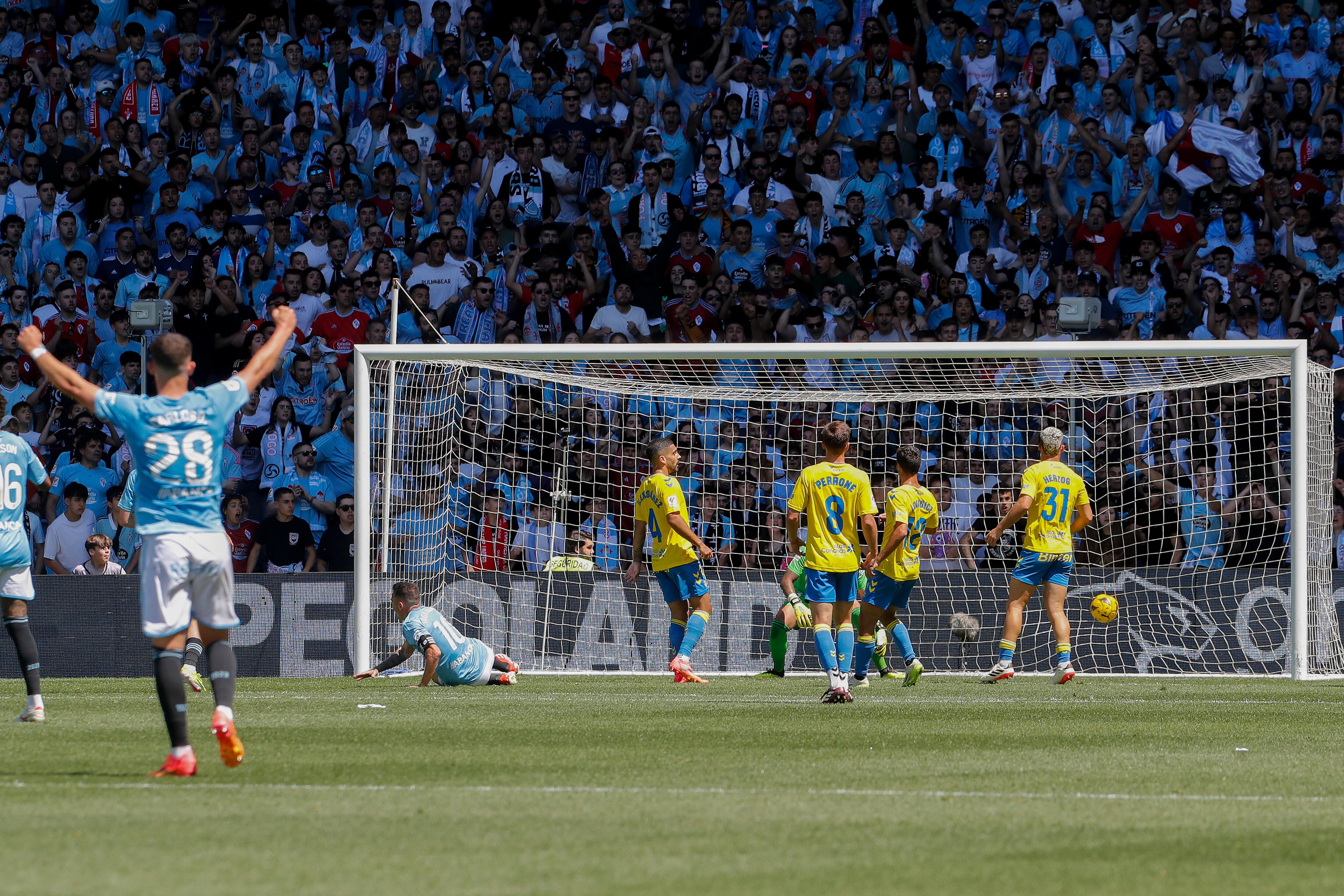 Vigo (Pontevedra) 20/04/2024.- El jugador del Celta de Vigo Iago Aspas marca el 1-1 ante Las Palmas Sory Kaba durante el partido de Liga celebrado este sábado en el estadio Balaídos de Vigo. EFE / Salvador Sas
