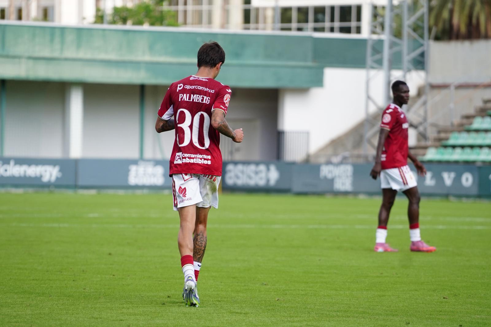 Joao Pedro Palmberg, jugador del Real Murcia, contra el Betis Deportivo.