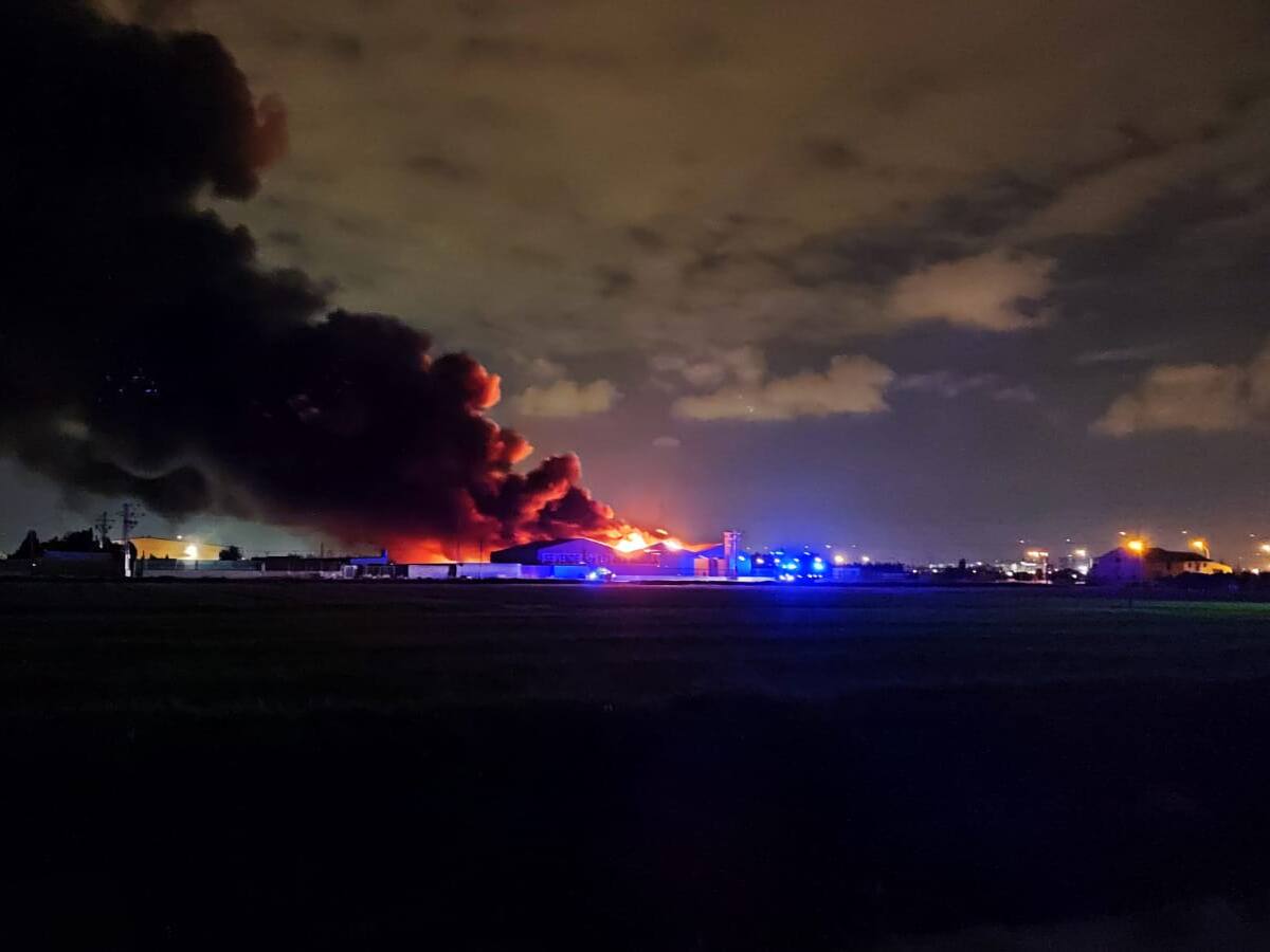 Un incendio calcina el antiguo matadero de Pinedo y se extiende a naves contiguas