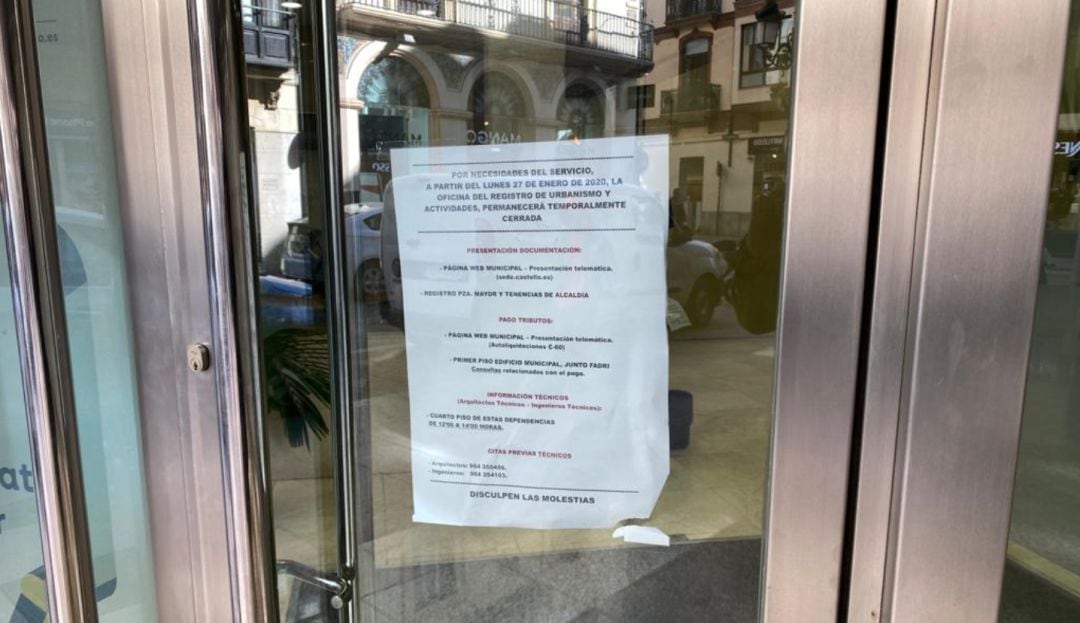 Un cartel informa en la puerta de las dependencias que la oficina está cerrada