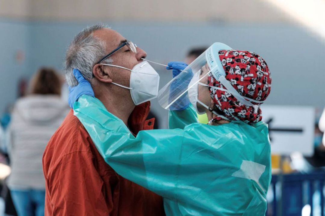 Sanitarios relizando test de antígenos