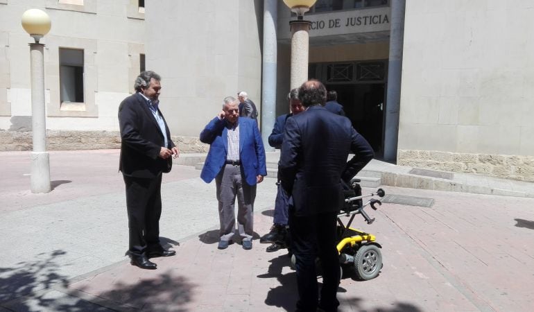 El exalcalde popular, Luis Díaz Alperi (c), a la salida del Palacio de Justicia, junto abogados y otro de los acusados.