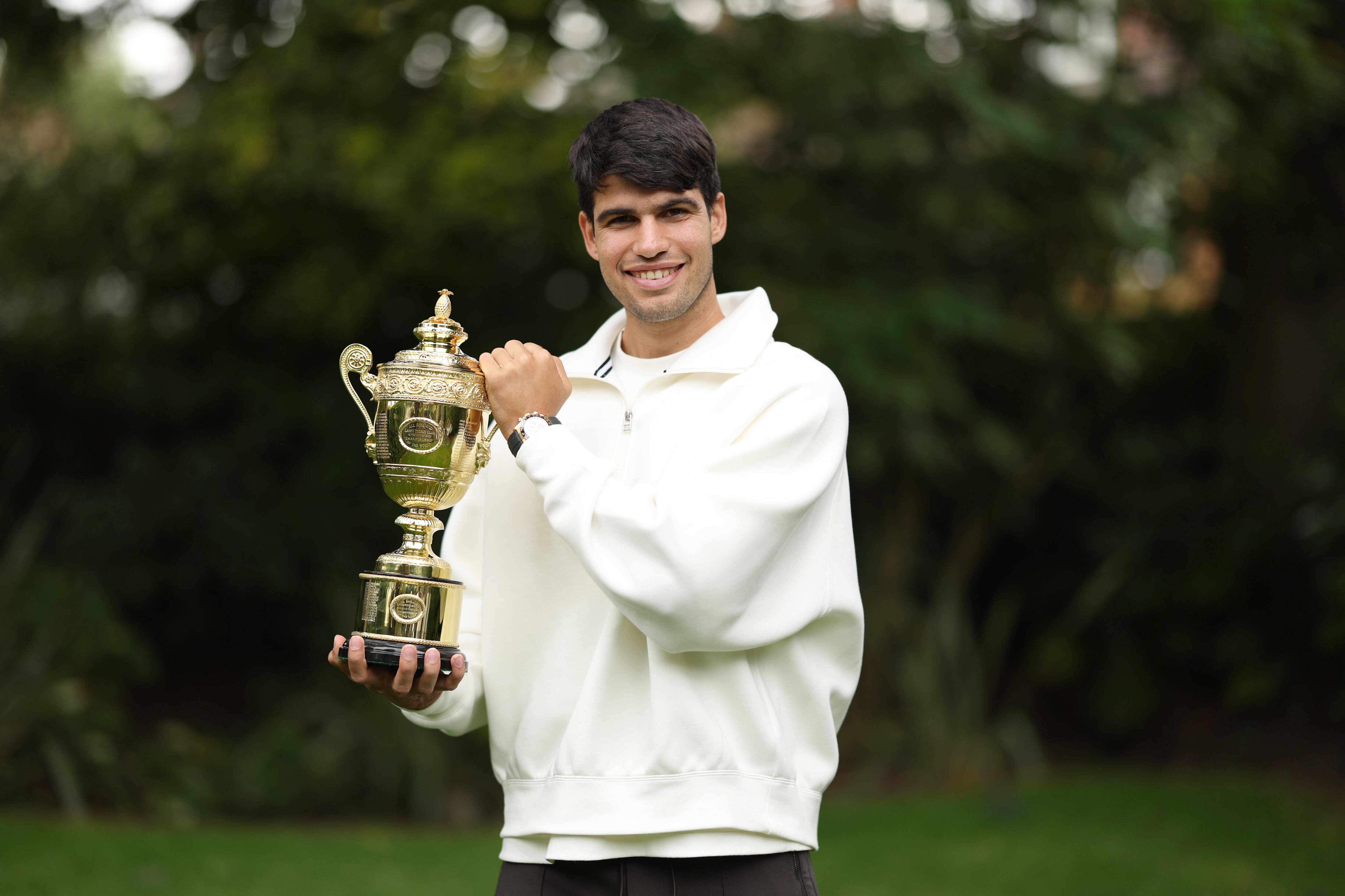 Carlos Alcaraz posa con el trofeo de Wimbledon en el All England Club de Londres