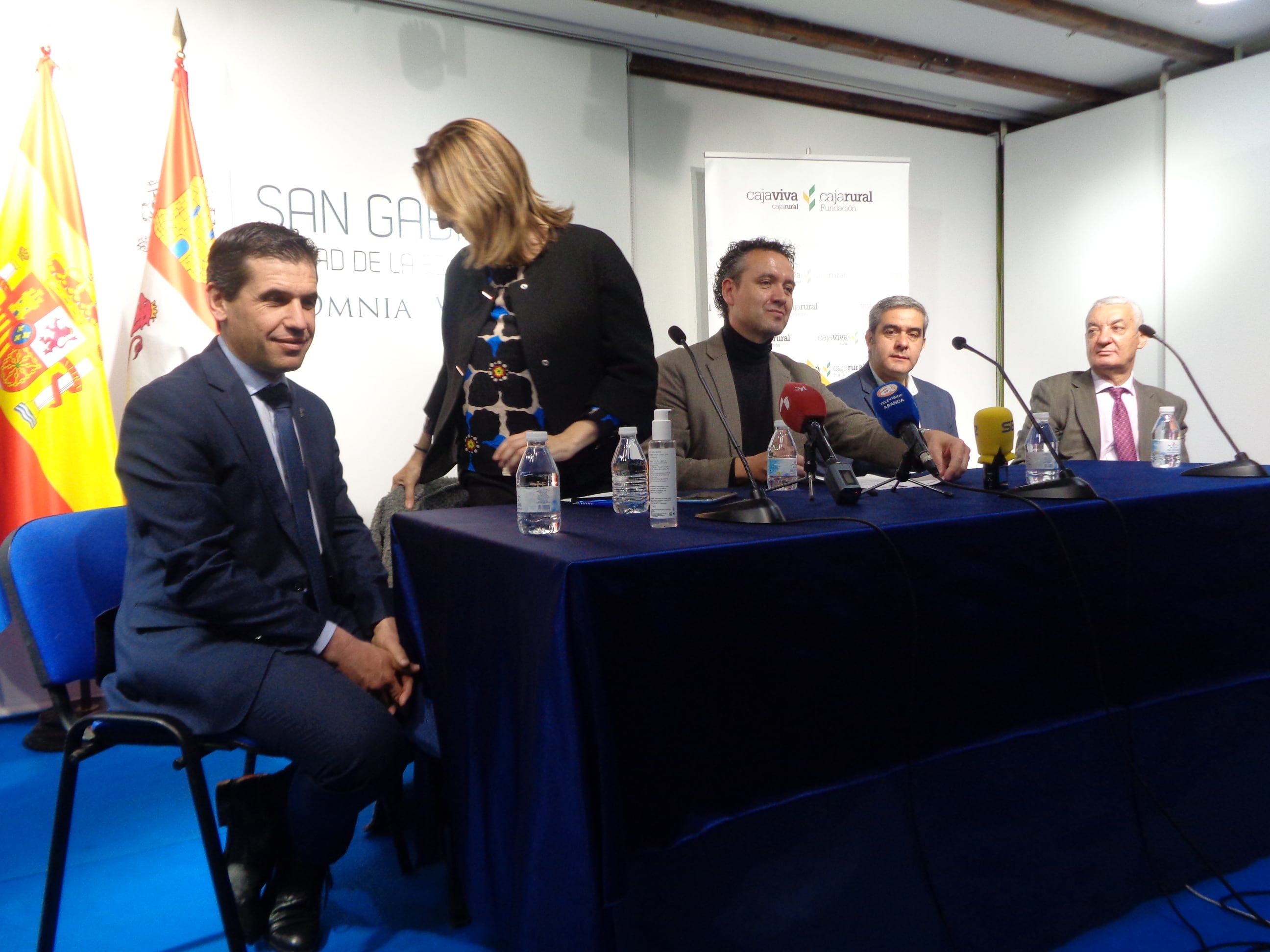 De izq a dcha, Valentín Lázaro (Caja Rural), Raquel González (alcaldesa de Aranda). Enrique García (San Gabriel), Roberto Rojo (ASEMAR y ADRI) y Abel López (Fundación MIchelin)