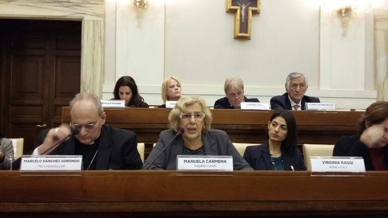 Manuela Carmena durante su intervención en Roma. A su derecha, Virginia Raggi, alcaldesa de Roma y Ada Colau, alcaldesa de Barcelona