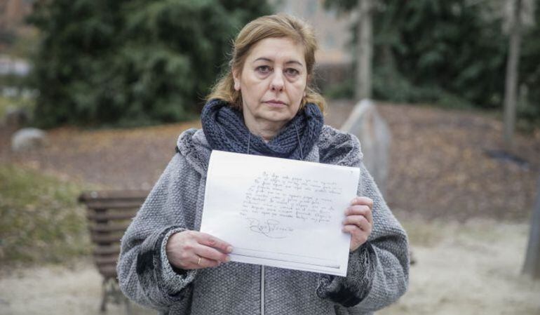 La madre de Diego sostiene la carta que el niño escribió antes de tirarse por la ventana