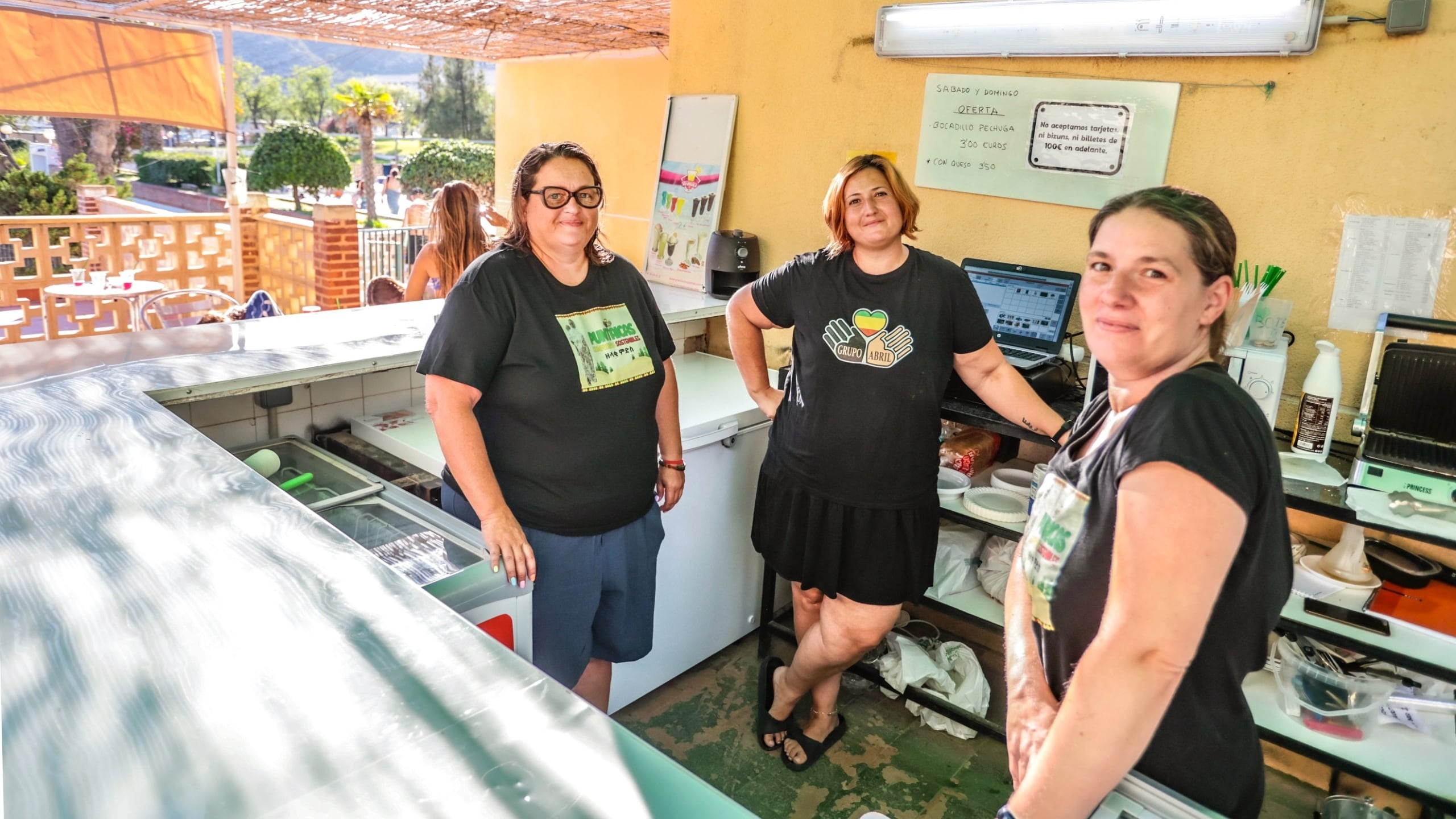 Trabajadoras cantina de las piscinas de San Crispín