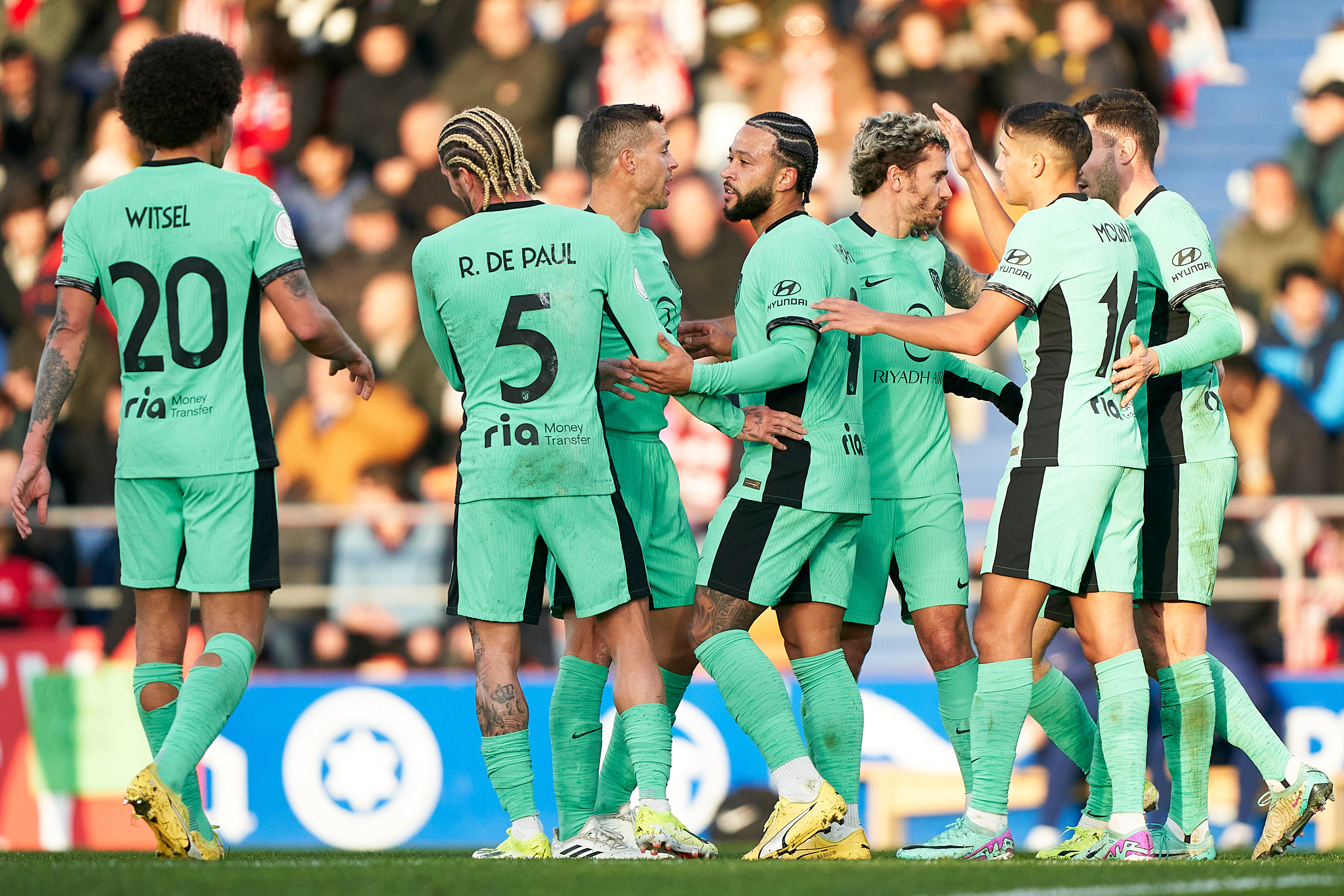 LUGO, SPAIN - JANUARY 06:  Memphis Depay of Atletico de Madrid celebrates with his team mates after scoring his team&#039;s second goal during the Copa del Rey Round of 32 match between CD Lugo and Atletico de Madrid at Estadio Anxo Carro on January 06, 2024 in Lugo, Spain. (Photo by Jose Manuel Alvarez/Quality Sport Images/Getty Images)