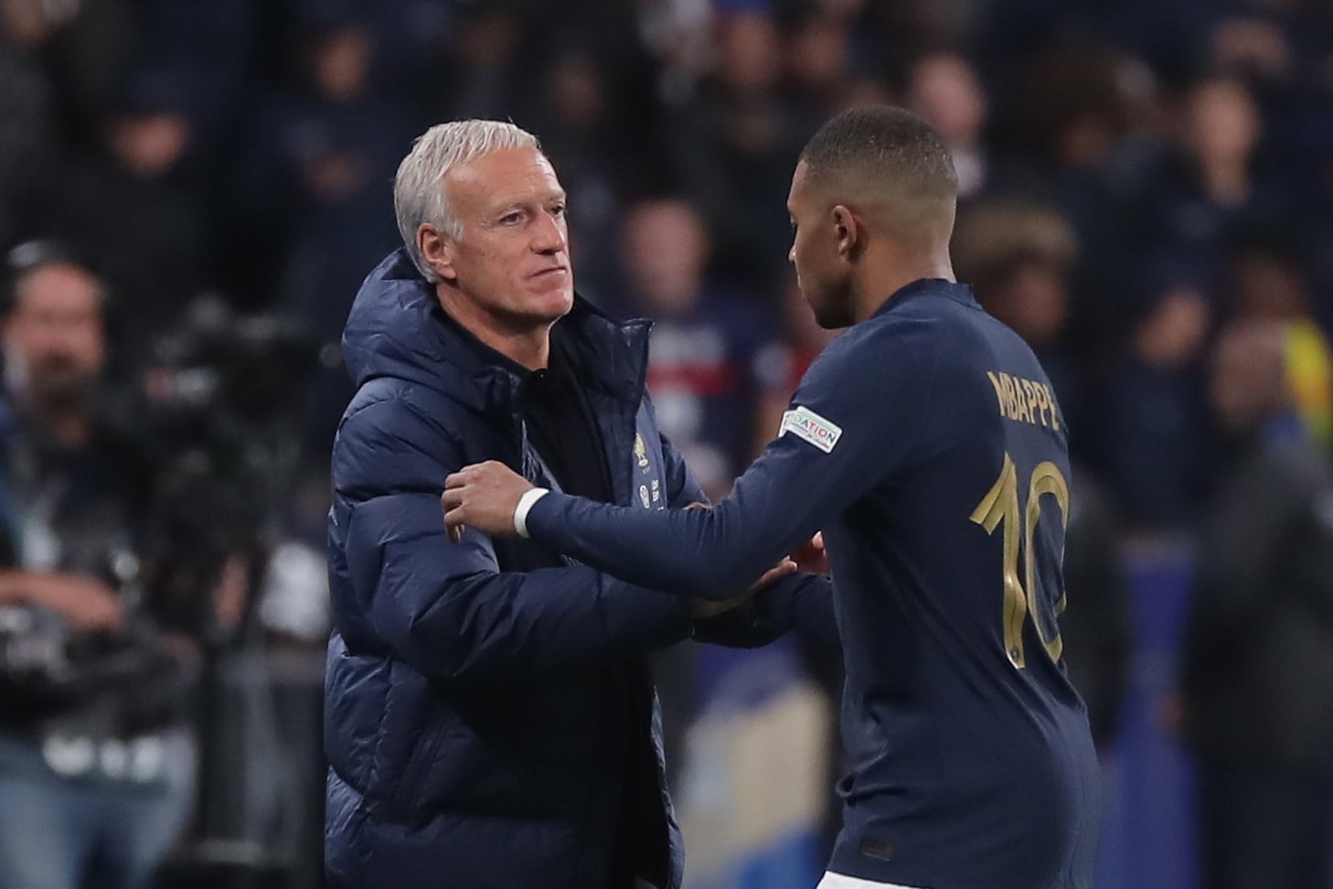 Mbappé se saluda con Deschamps tras anotar ante Austria en la Nations League 2022.