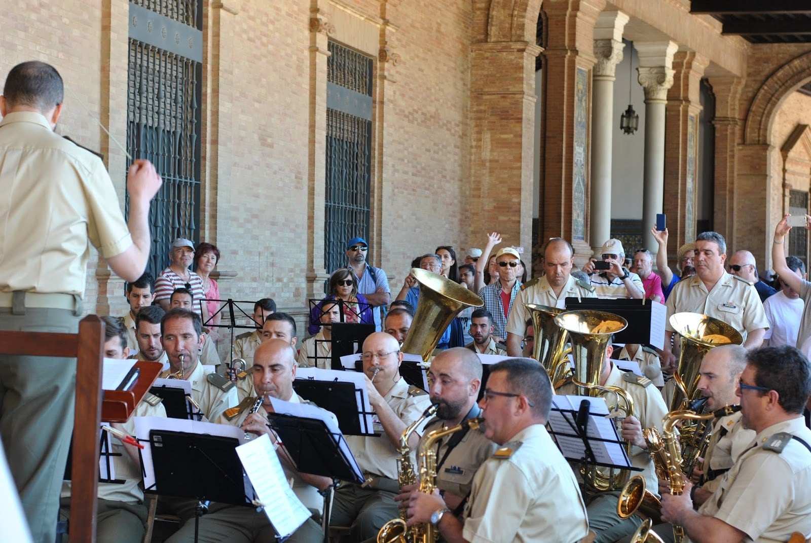 La actual Banda de Música del Cuartel General de la Fuerza Terrestre en Sevilla, heredera de la antigua Soria 9, durante un concierto en la Plaza de España