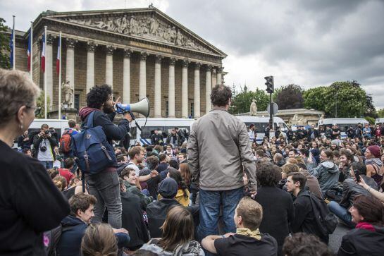 Manifestantes del movimiento &#039;Nuit Debout&#039; se manifiestan ante la Asamblea Nacional en París.