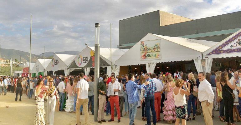 Varios jienenses disfrutan de la feria en varias casetas.