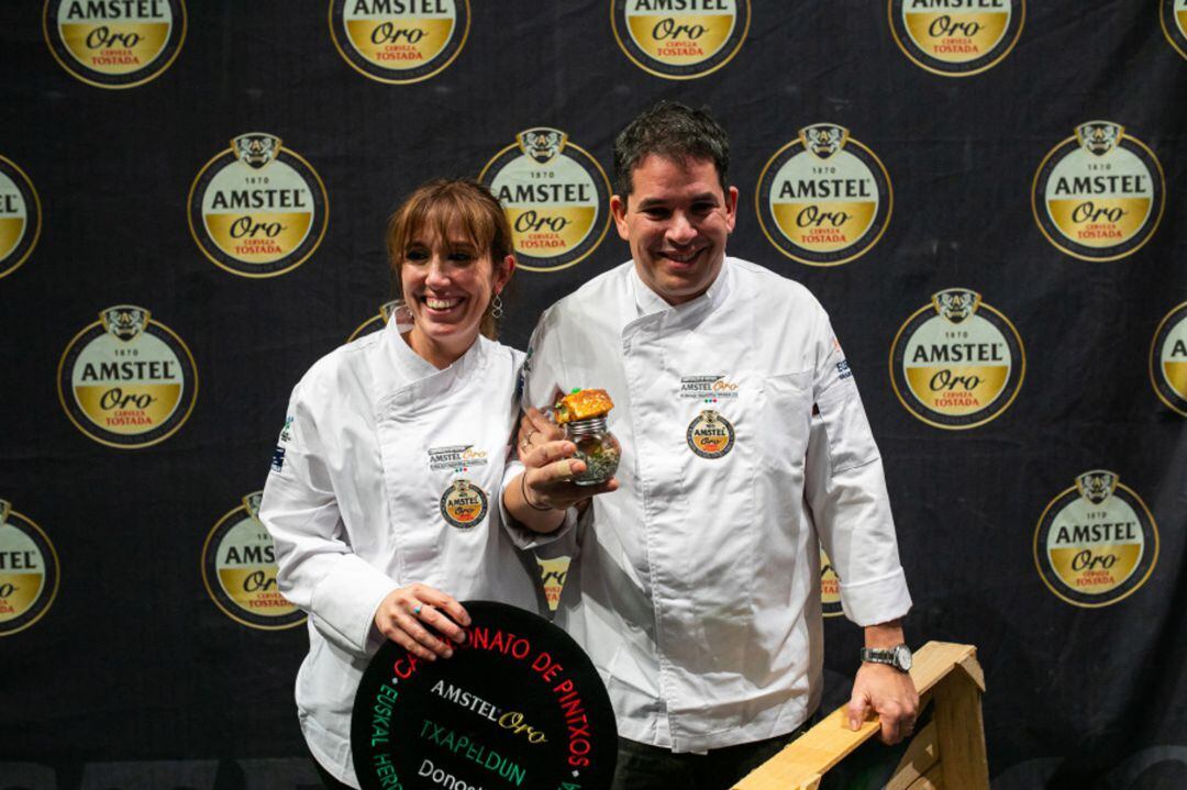 Naiara Abando y David Rodríguez recogiendo el Primer Premio.