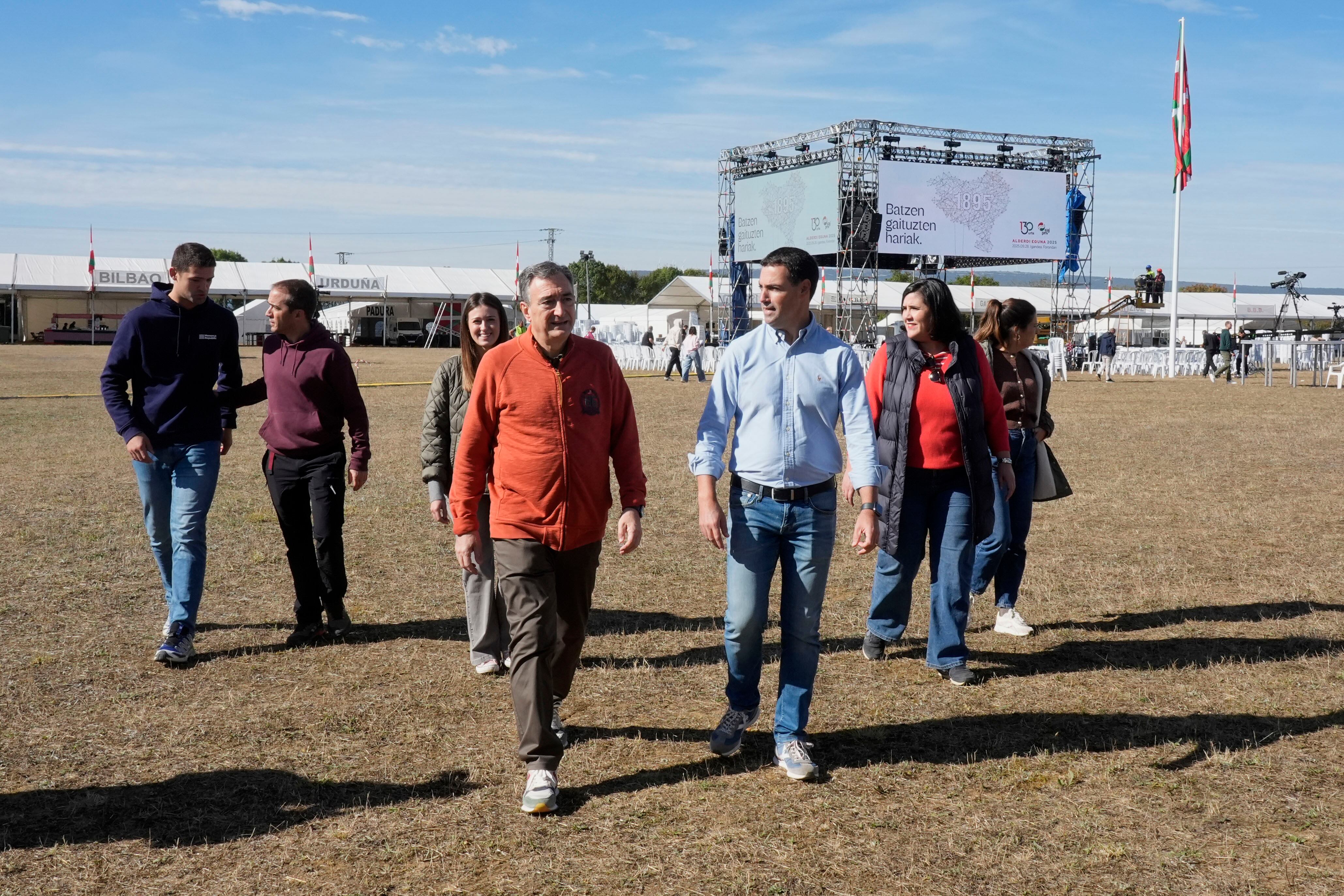 VITORIA, 27/09/2025.- El Presidente del Partido Nacionalista Vasco, Aitor Esteban (i), y el Lehendakari, Imanol Pradales (d), visitan las campas del pueblo de Foronda en las cercanías de Vitoria donde este domingo se celebra el Alderdi Eguna. EFE/ Adrian Ruiz Hierro

