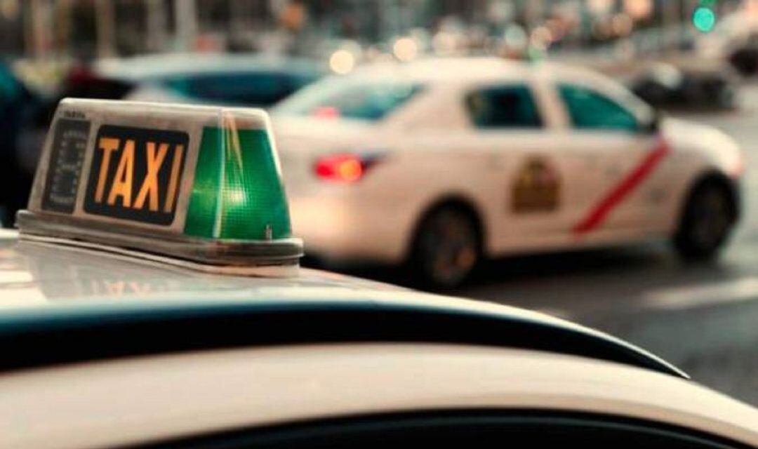 Taxis circulando por Sevilla