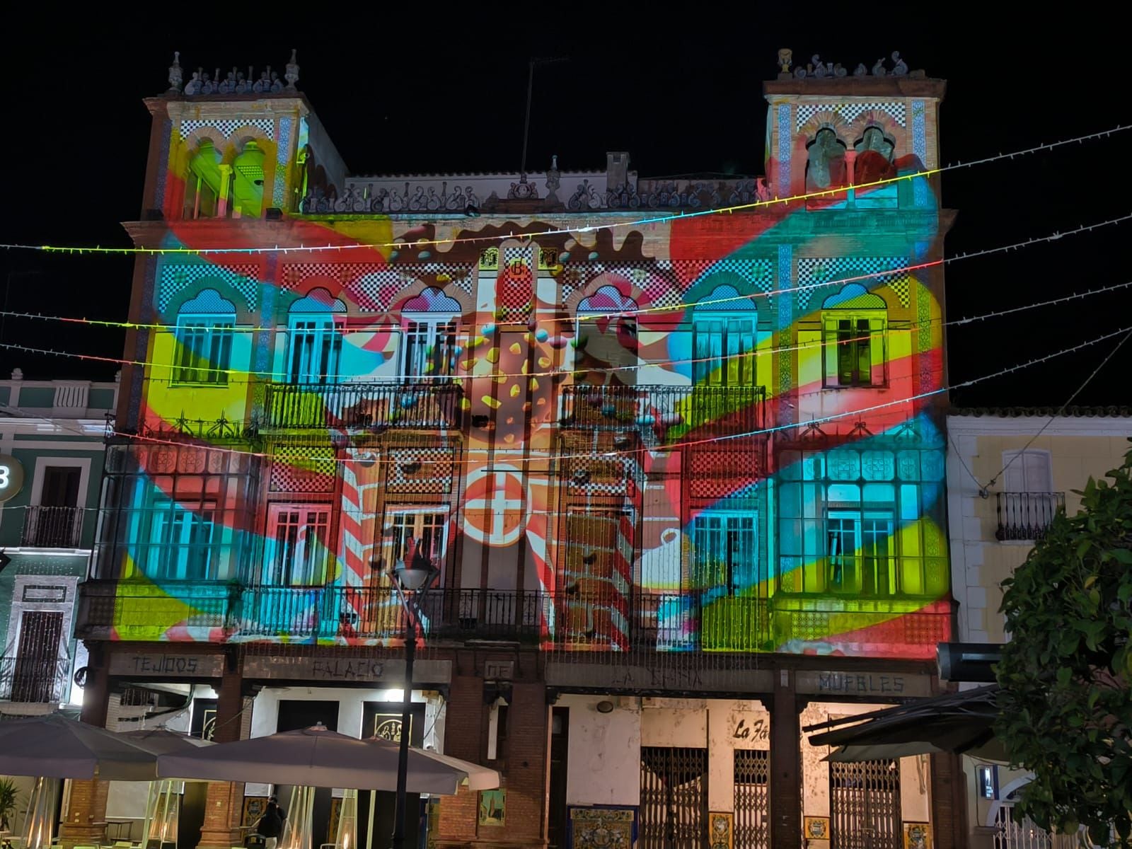 Proyecciones de videomapping navideño sobre la fachada del Palacio de la China