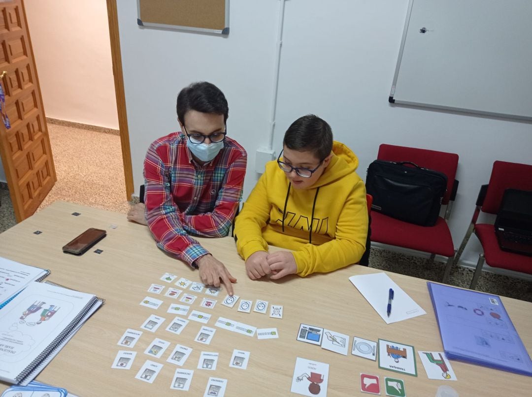 Momento de una de las sesiones con uno de los niños de la Asociación de Autismo de Jódar