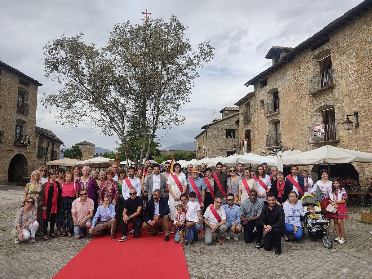 Ofrenda floral ante el monumento del a Carrasca en Aínsa 2023