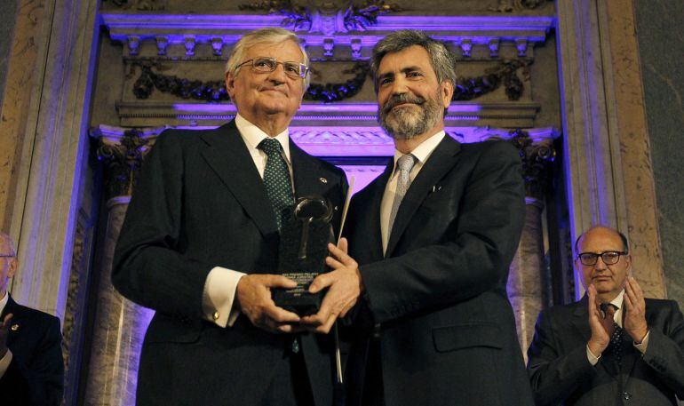 El exfiscal general del Estado Eduardo Torres-Dulce ha recibido el Premio Pelayo, de manos del presidente del Tribunal Supremo y del Consejo General del Poder Judicial (GDPJ), Carlos Lesmes 