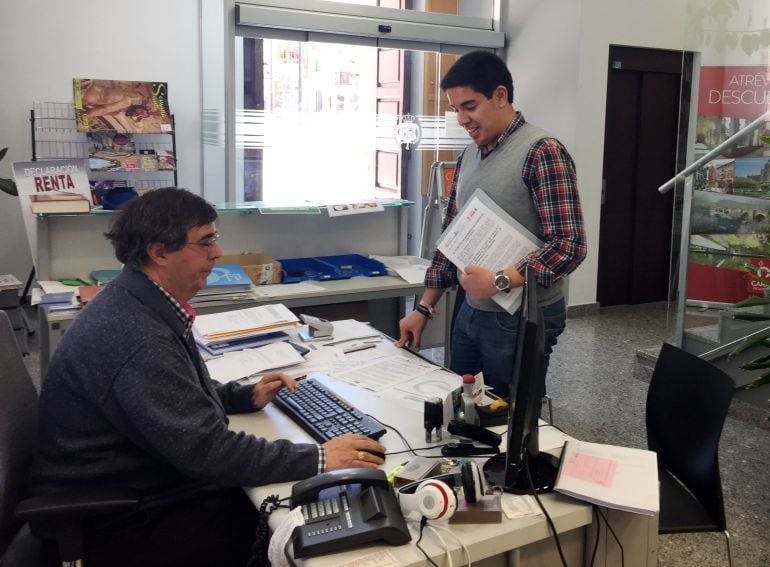 El socialista André Labrador registrando la moción