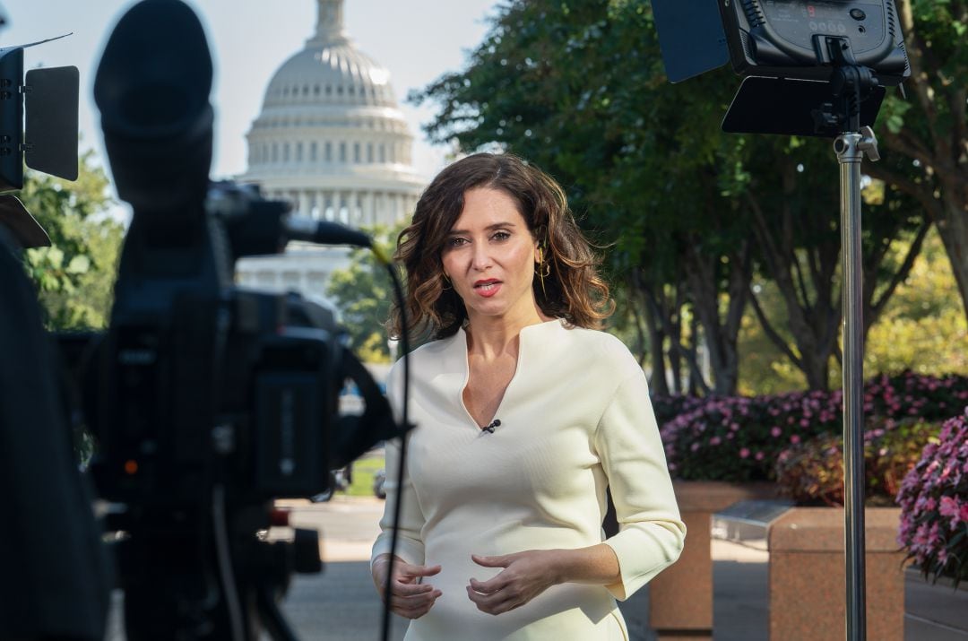 La presidenta de la Comunidad de Madrid, Isabel Díaz Ayuso, entrevistada frente al Capitolio en Washington, Estados Unidos