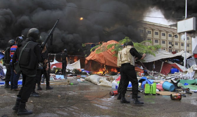 La policía egipcia desmantela las acampadas en protesta por el golpe de estado contra Mursi