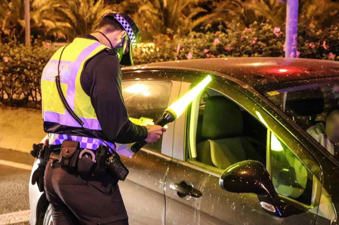 Policía realizando un control, fotografía de recurso.