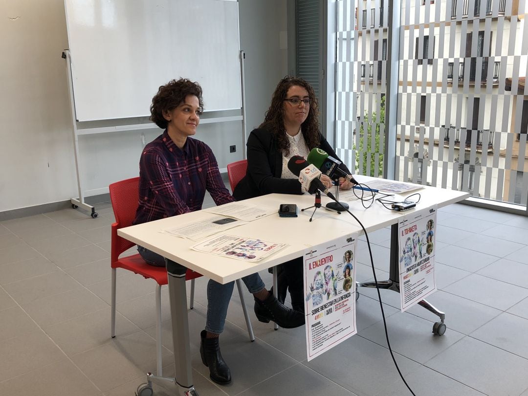 Eunate Encinas, responsable técnica del área de Juventud y Mónica Martinez, delegada, dando detalles de la jornada sobre la infancia.