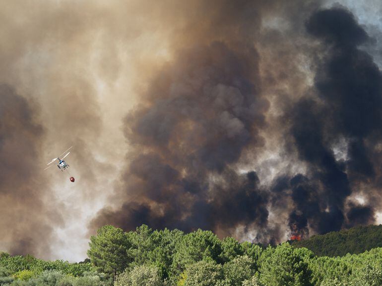 Actuación de un helicóptero durante el incendio.